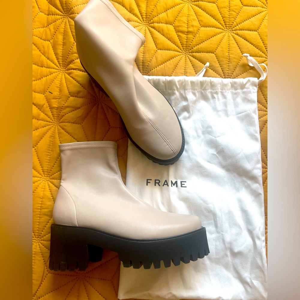 FRAME Chelsea bootie, Ivory/Taupe size 39
